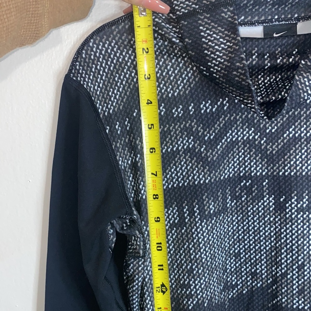 🪼Grey, black and white patterned long sleeved Nike Dri-fit! - Picture 3 of 9